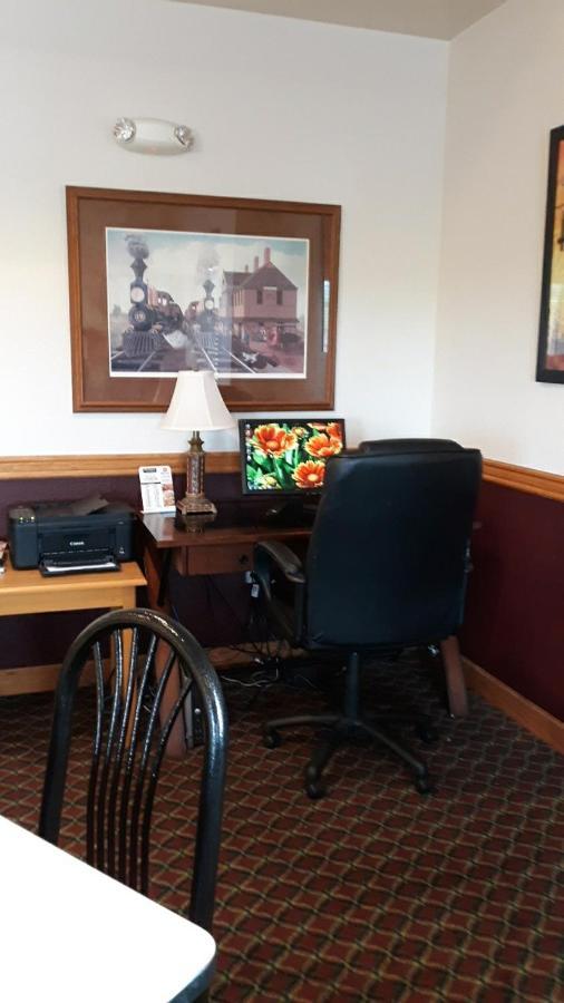 Herington Inn And Suites Exteriör bild